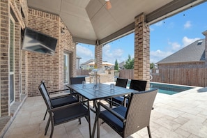 Outdoor dining - 6BD/4BA Midlothian Getaway – Pool, Cinema, Games (Midlothian)