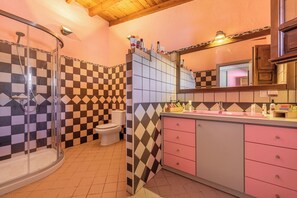 Dusche, Haartrockner, Bidet, Handtücher