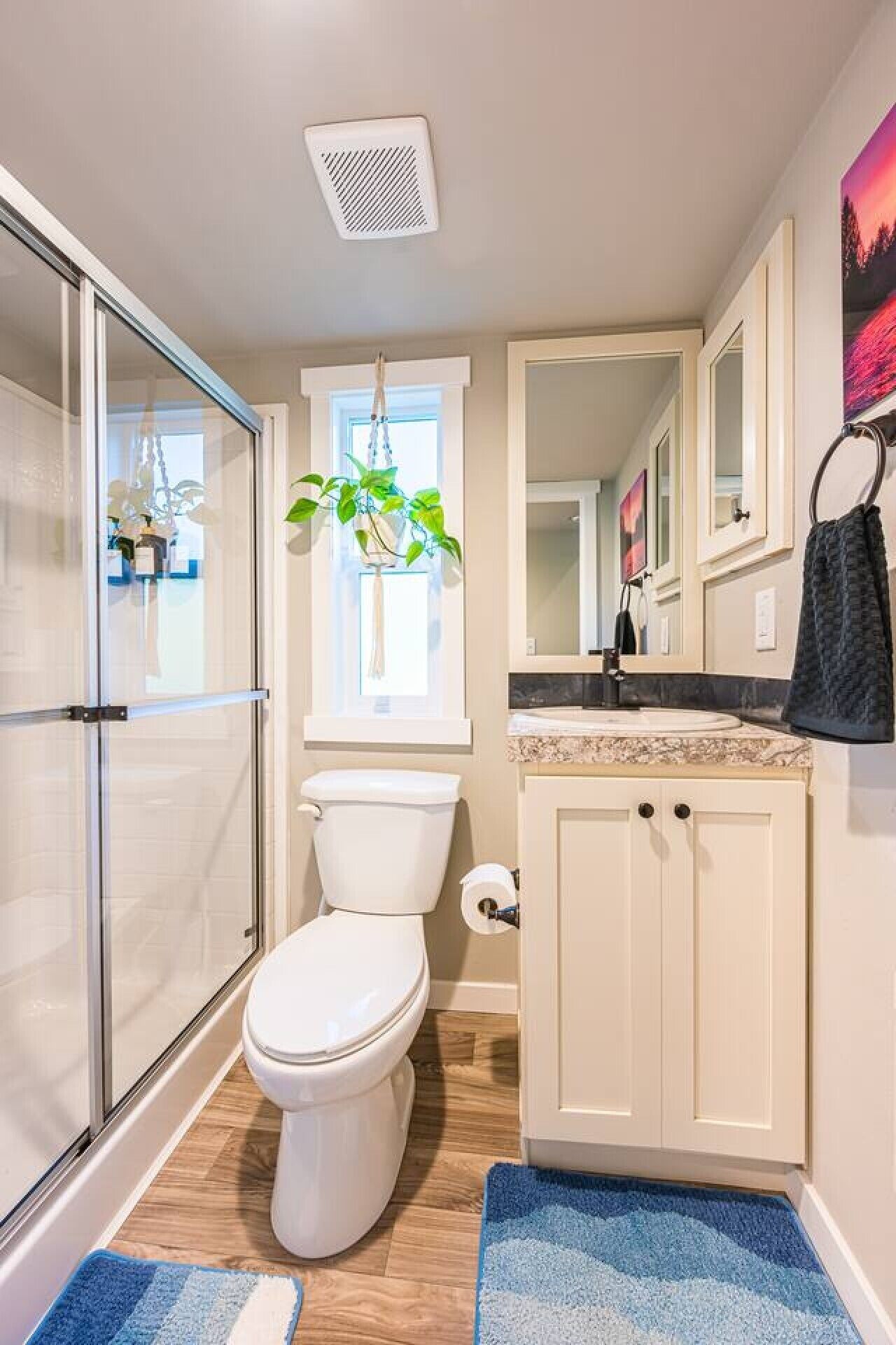 Une salle de bain avec des toilettes, une douche et un lavabo.