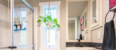 Une salle de bain avec des toilettes, une douche et un lavabo.