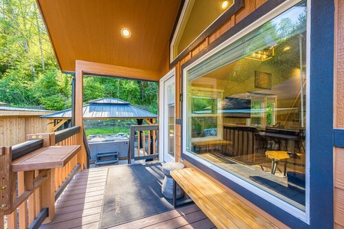 NEW Luxury Tiny Cabin w/ Hot tub & Fire pit.
