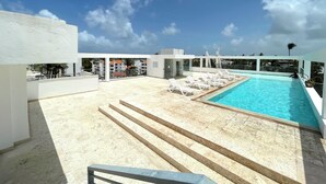 Outdoor pool, pool loungers - LOS CORALES del Mar STUDIOS & SUITES SPA (Punta Cana)