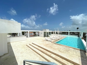 Piscine extérieure, chaises longues
