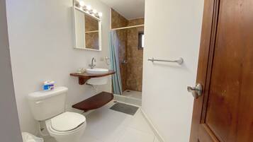 Deluxe-Studiosuite, Stadtblick | Badezimmer | Handtücher, Seife, Shampoo, Toilettenpapier