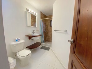 Deluxe-Studiosuite, Stadtblick | Badezimmer | Handtücher, Seife, Shampoo, Toilettenpapier
