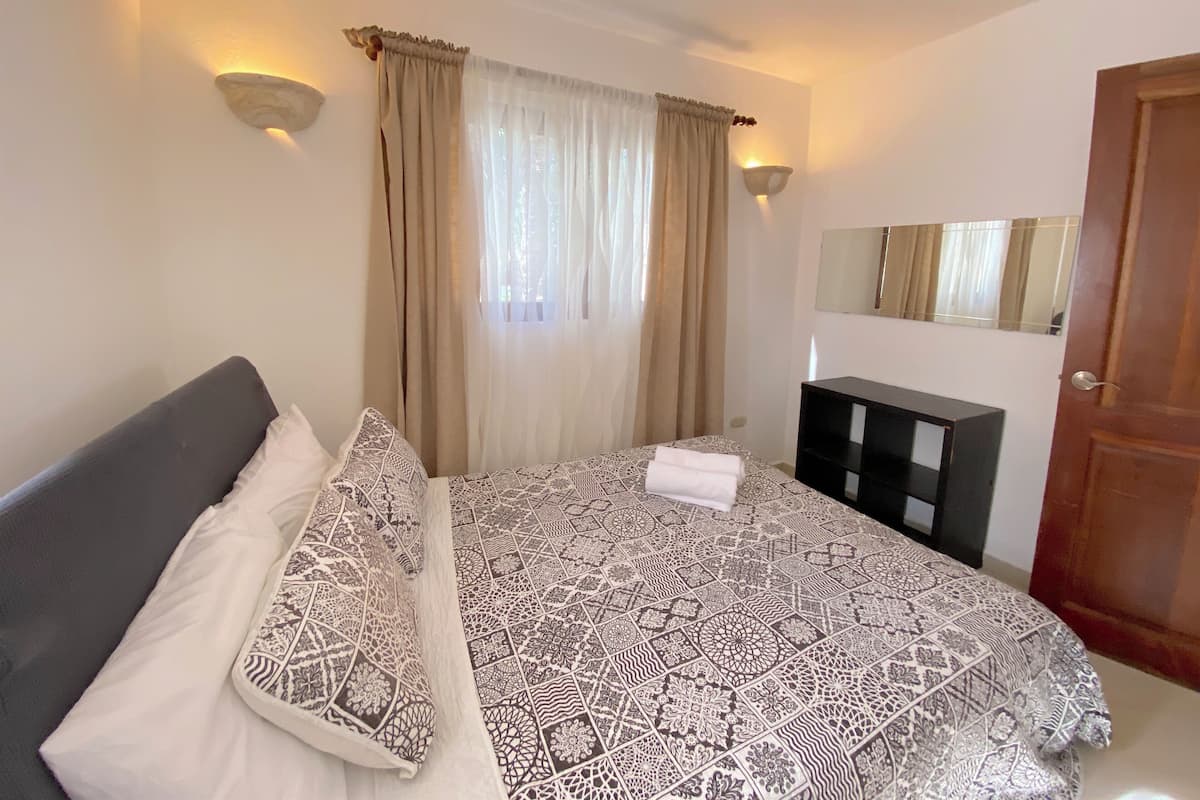Deluxe-studiosviitti, kaupunkinÀköala | Tallelokero huoneessa, pimennysverhot, ÀÀnieristys, silitysrauta/-lauta