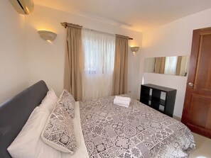 Deluxe-Studiosuite, Stadtblick | Zimmersafe, Verdunkelungsvorhänge, schallisolierte Zimmer