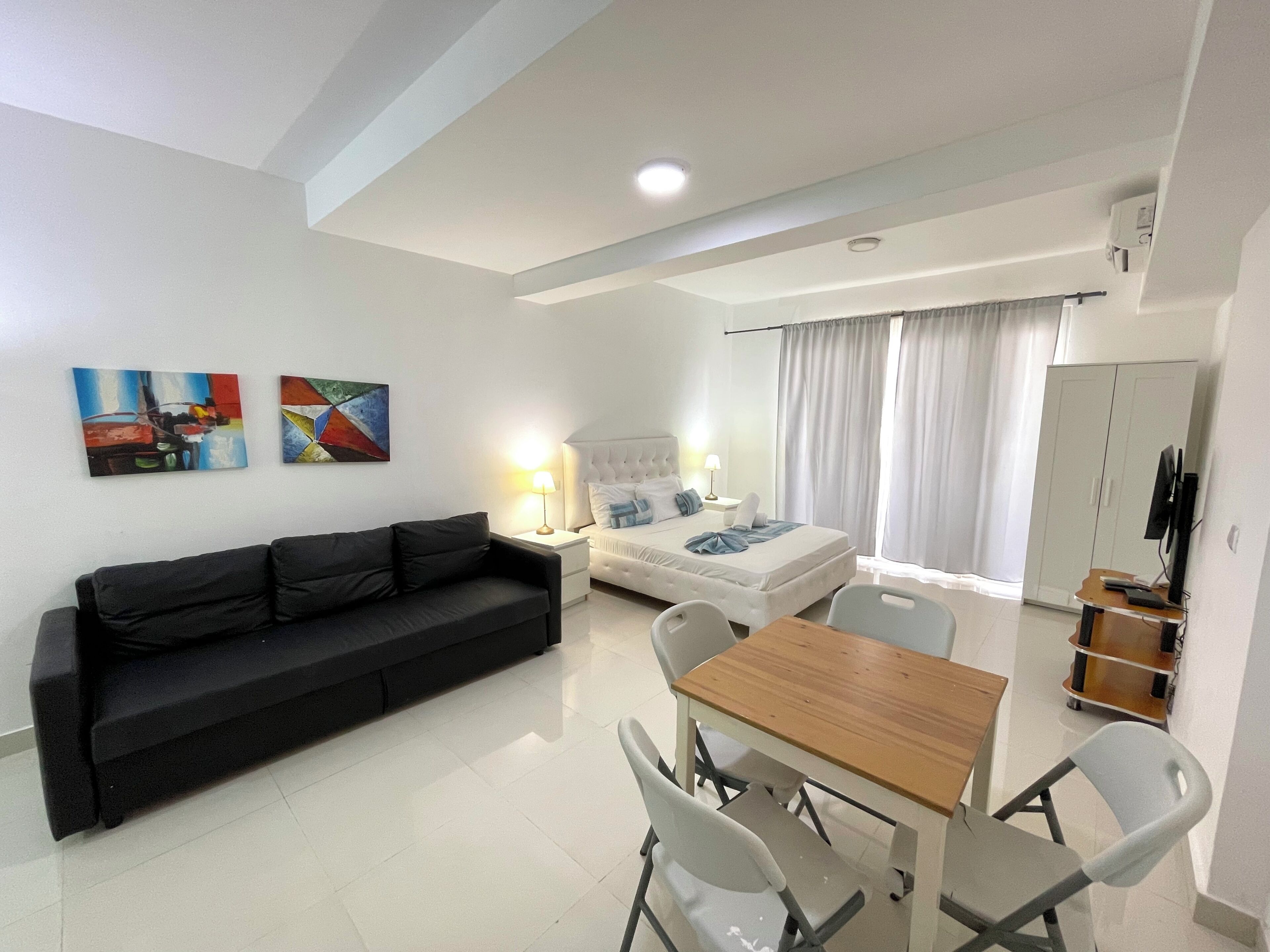 Suite studio Deluxe, vue sur la ville | Aire de séjour | Téléviseur ACL de 32 po avec télévision par câble