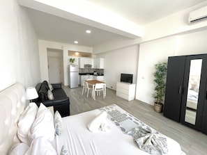 Studio exclusif, vue sur le complexe | Cuisine privée | Réfrigérateur, four à micro-ondes, surface de cuisson, cafetiÚre-théiÚre