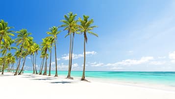 In Strandnähe, weißer Sandstrand, Strandtücher, Massagen am Strand