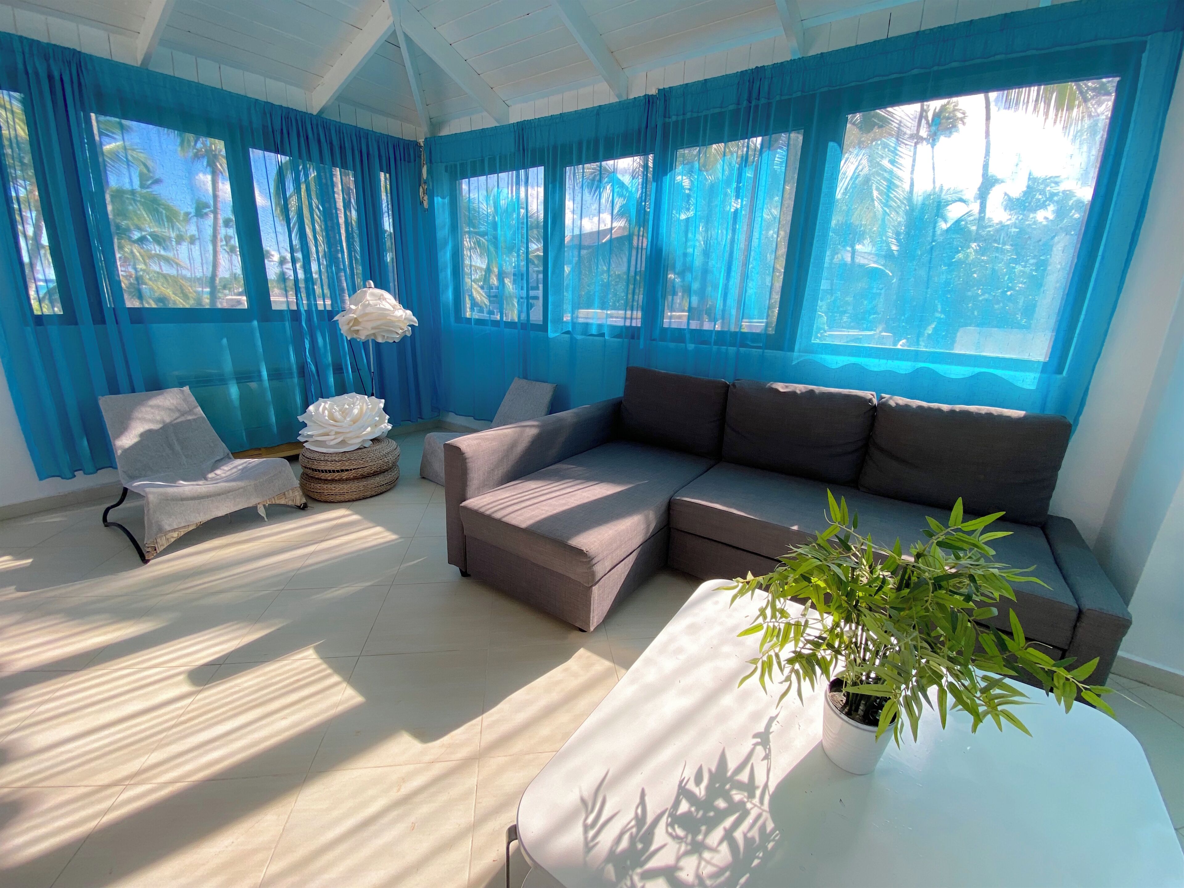 Deluxe Studio Suite, City View | Living area