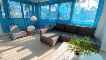 Deluxe Studio Suite, City View | Living area