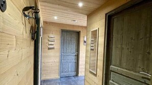 A wooden hallway with a tiled floor, a door, and a window. - Cosy & elegant apartment near the slopes - La Toussuire (Saint-Pancrace)
