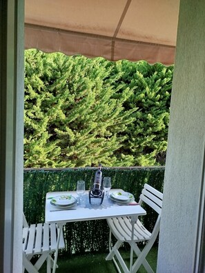 Outdoor dining - CHARMING DUPLEX 100m from the beach and close to shops (VILLEFRANCHE SUR MER)