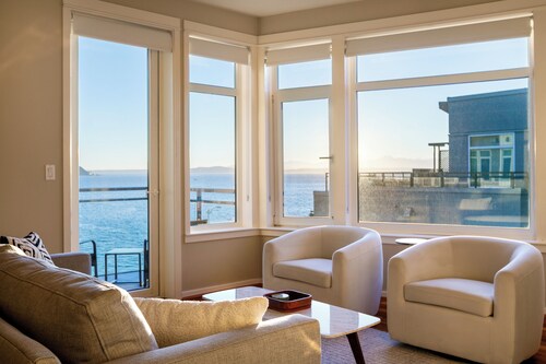 Luxury Waterfront Condo - Steps to Pike Place, Top Floor, Views, AC & EV Parking