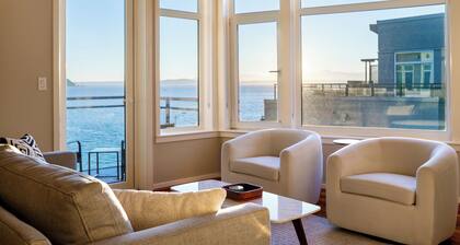 Luxury Waterfront Condo - Steps to Pike Place, Top Floor, Views, AC & EV Parking