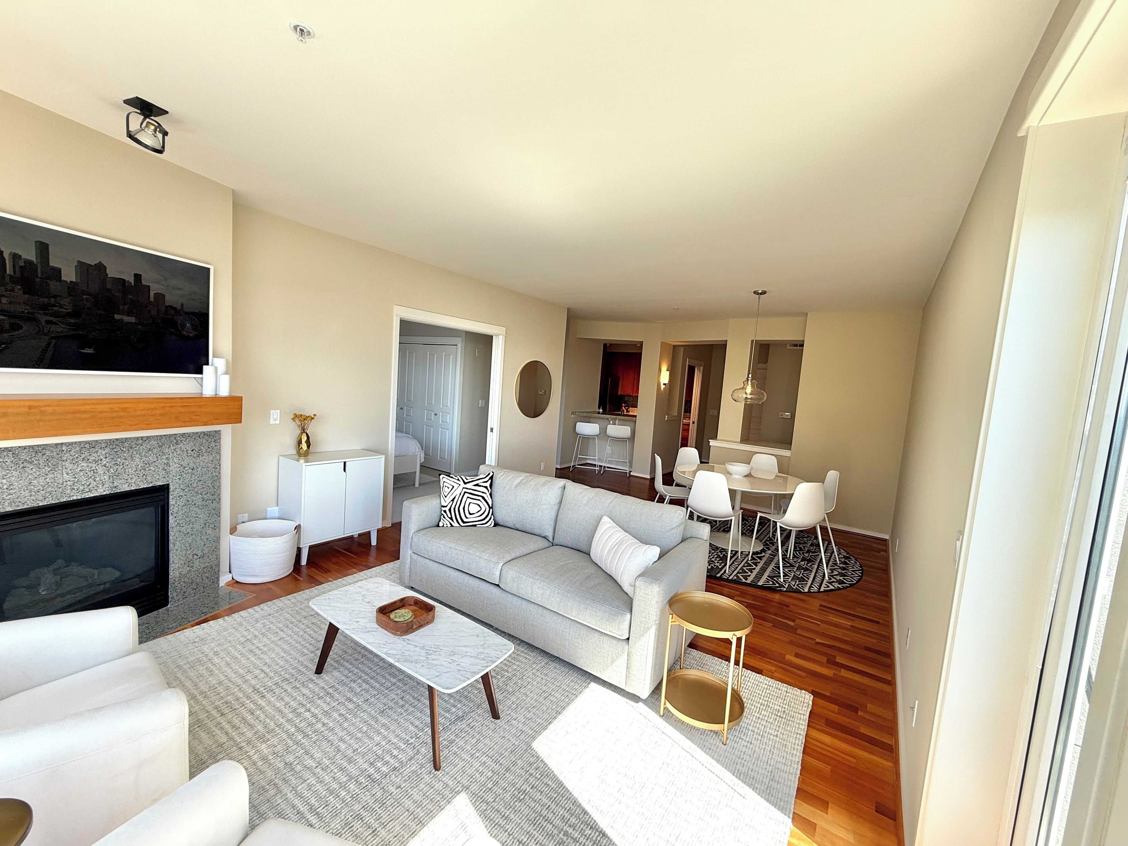 Smart TV, chimenea y estéreo 