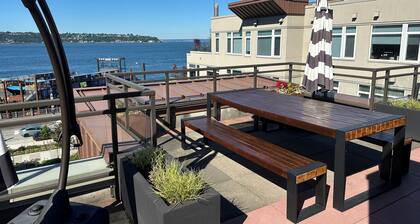 Luxury Waterfront Condo- across from Pier 62 FIFA Fan Zone, Views, AC, Parking