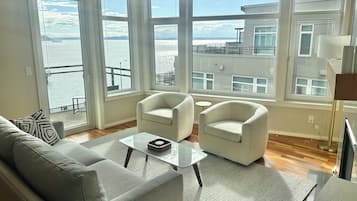 Smart TV, fireplace, stereo