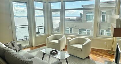 Luxury Waterfront Condo - Steps to Pike Place, Top Floor, Views, AC & EV Parking