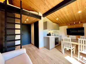 Interior - Studio with balcony and view, close to the slopes (Demi-Quartier)