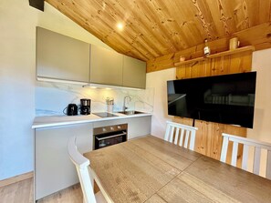 Fridge, oven, coffee/tea maker - Studio with balcony and view, close to the slopes (Demi-Quartier)