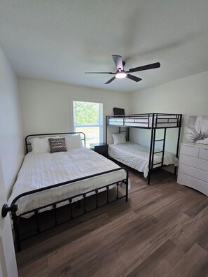 Room - Newly renovated 3-bedroom farmhouse with country views and easy highway access (Belton)