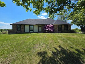 Exterior - Newly renovated 3-bedroom farmhouse with country views and easy highway access (Belton)