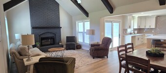 Newly renovated 3-bedroom farmhouse with country views and easy highway access
