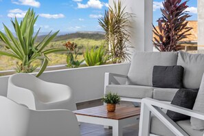 Property grounds - Villa Bista di Laman, stunning views over Bandabou, 3 bedrooms and private pool (Willemstad)