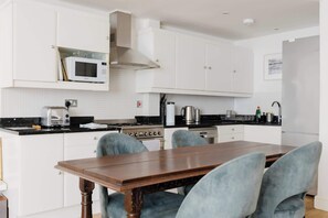 Private kitchen - Charming 1BDR Retreat with Garden in West London (London)