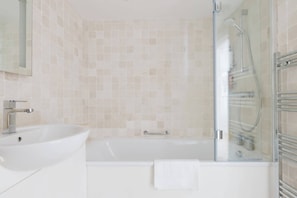 Shower, hair dryer, shampoo - Charming 1BDR Retreat with Garden in West London (London)