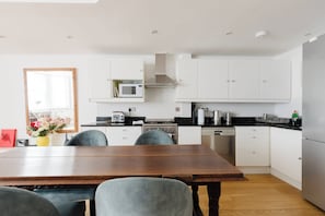 Fridge, microwave, oven, stovetop - Charming 1BDR Retreat with Garden in West London (London)