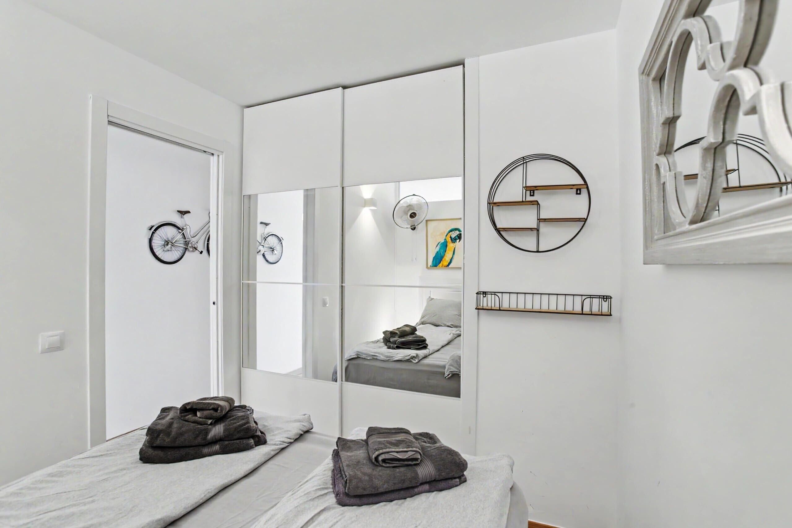 2 habitaciones, tabla de planchar con plancha, wifi y ropa de cama 