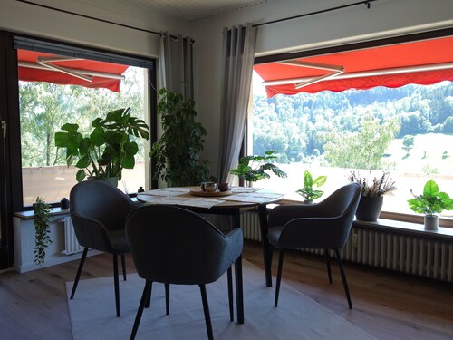 Quiet vacation apartment on the edge of the forest with panoramic views directly on hiking trails (30 m)