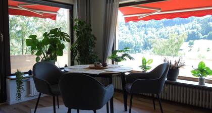 Quiet vacation apartment on the edge of the forest with panoramic views directly on hiking trails (30 m)