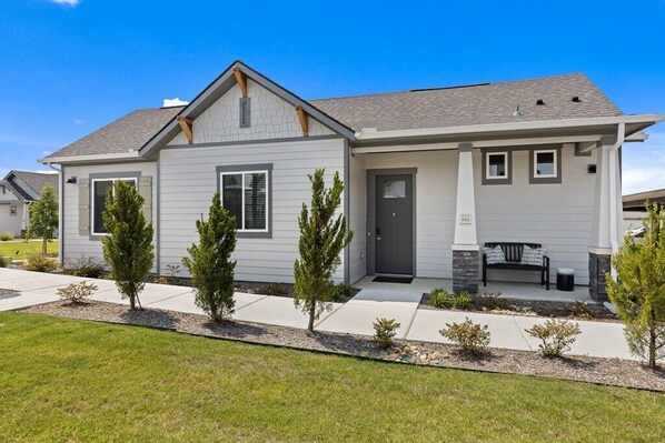 Exterior - Enjoyable 2-bedroom bungalow with AC in charming Arlington (Arlington)