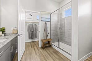 Bathroom - Enjoyable 2-bedroom bungalow with AC in charming Arlington (Arlington)