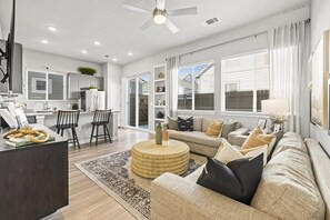 Living area - Enjoyable 2-bedroom bungalow with AC in charming Arlington (Arlington)
