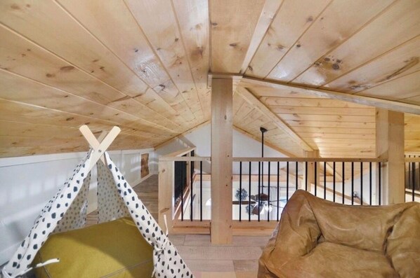 Interior - Beautiful 2-bedroom cabin with AC in charming Ellijay (Ellijay)