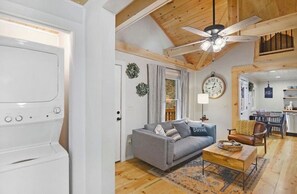 Living area - Beautiful 2-bedroom cabin with AC in charming Ellijay (Ellijay)