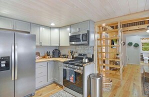 Private kitchen - Beautiful 2-bedroom cabin with AC in charming Ellijay (Ellijay)