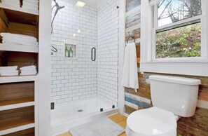 Bathroom - Beautiful 2-bedroom cabin with AC in charming Ellijay (Ellijay)