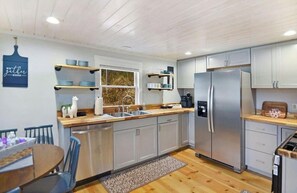 Private kitchen - Beautiful 2-bedroom cabin with AC in charming Ellijay (Ellijay)