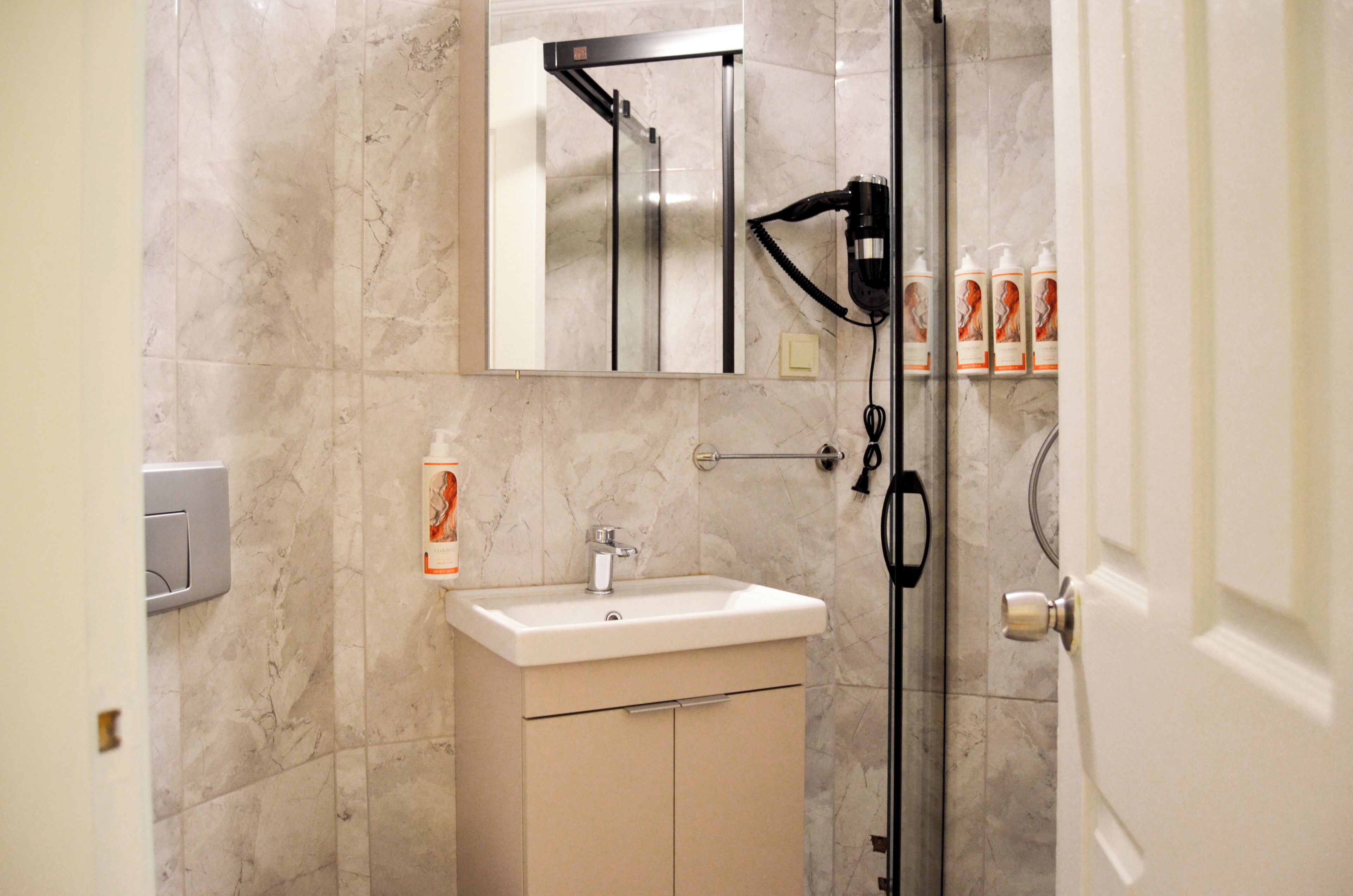 Deluxe-Doppelzimmer | Badezimmer | Dusche, Haartrockner, Handtücher, Seife