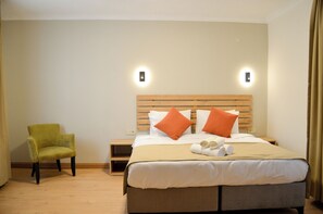 Habitación triple Deluxe, vista a la ciudad | Wifi gratis 