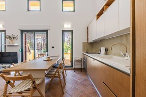 Kylskåp, ugn, spishäll och kaffe- och tebryggare