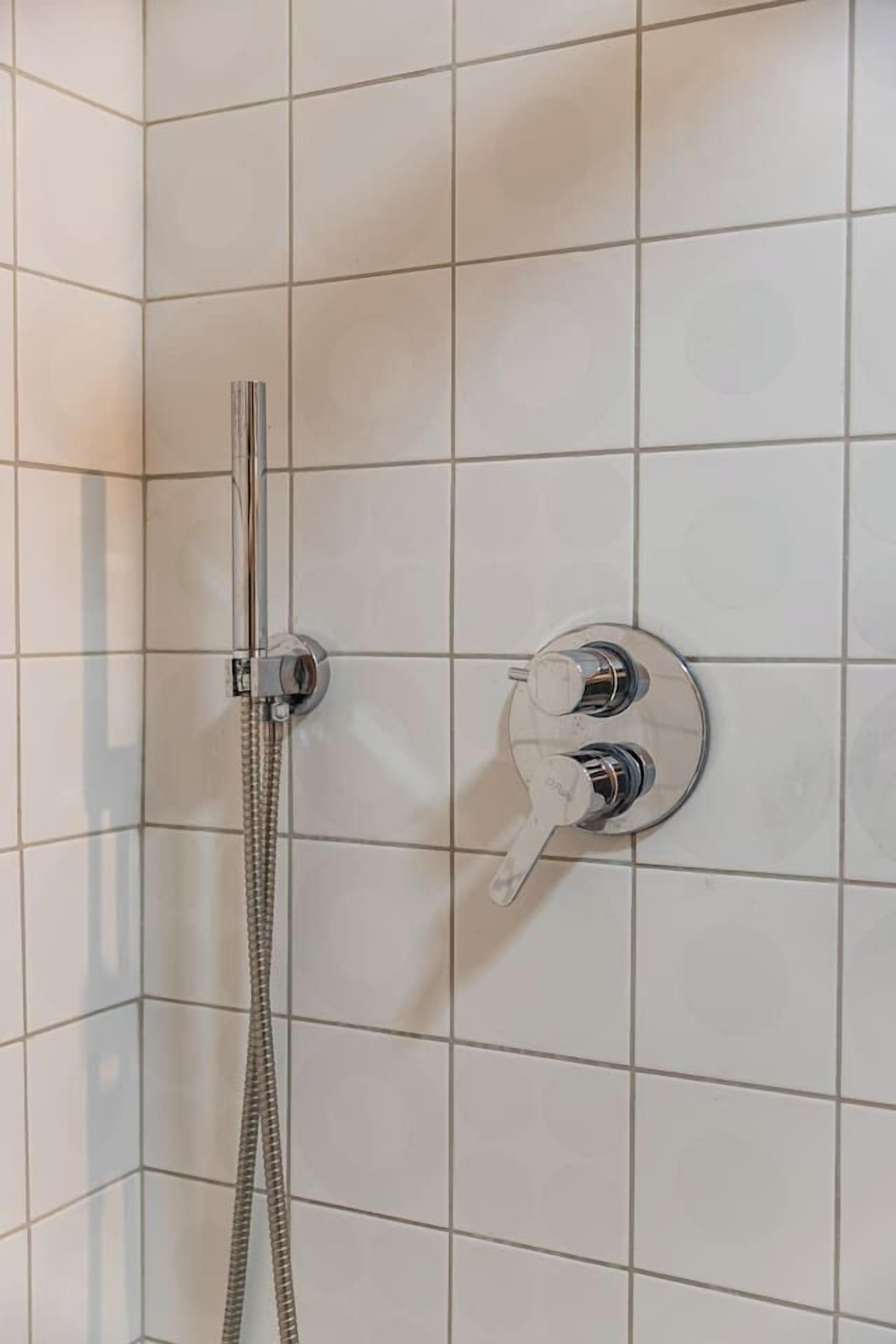 Een haardroger, handdoeken