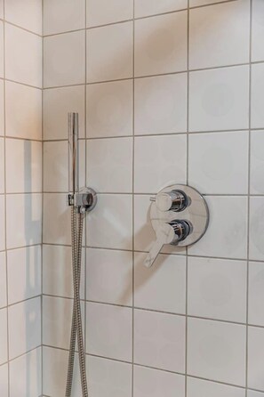 Een haardroger, handdoeken