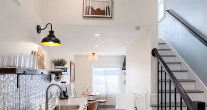 Incredible Lake & Mtn Views - Loft Vibes Getaway!